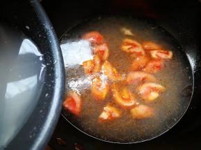 倒入筒子骨高汤大火烧开。