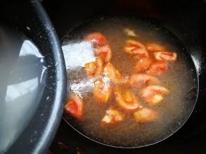 倒入筒子骨高汤大火烧开。