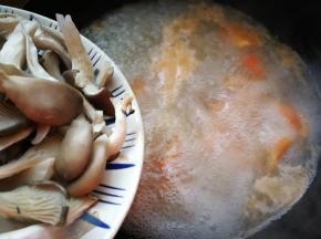 高汤滚开后加入平菇继续煮一两分钟。