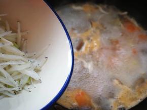 将生姜片取出，加入腌制好的银鱼，煮至银鱼浮起来。