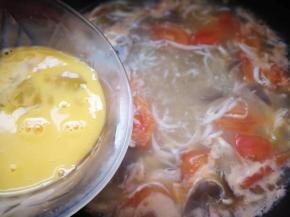 打散的鸡蛋沿锅边淋一圈。