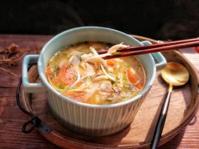 最后调入适量胡椒粉、盐和芝麻油，撒上葱花即可…