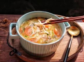 最后调入适量胡椒粉、盐和芝麻油，撒上葱花即可…