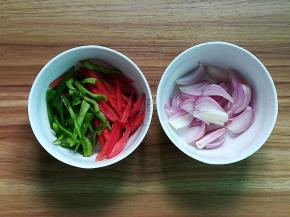 青椒、红椒、洋葱分别切细条