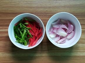青椒、红椒、洋葱分别切细条