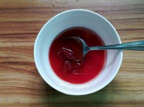 兑好酱汁备用： 番茄辣椒酱、白糖、辣酱盐加1勺水