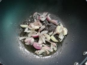 热油锅，炒香大葱头