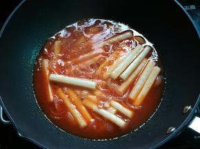 放入年糕，倒入调好的酱汁，再加半碗水煮开