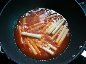 放入年糕，倒入调好的酱汁，再加半碗水煮开