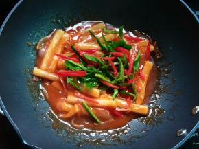 待汤汁收干后加入青、红椒炒匀