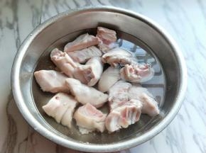 首先将买回来的猪前提，用温水洗干净。
