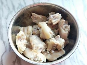 捞出后，用冷水反复冲洗，直至猪蹄上没有杂质，淋干水份。