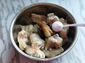 加入盐。(我放了3g，盐的量也要根据个人的口味增减。)