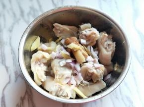 加入切好的姜丝和葱。