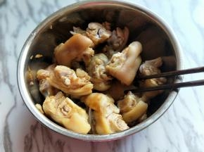 拌均匀，腌制2小时。