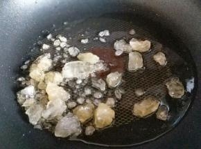 起油锅，加入冰糖。