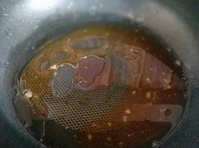 小火将冰糖融化至褐色。