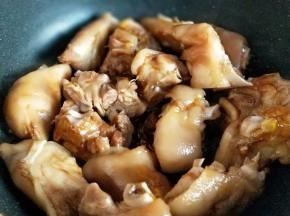 加入腌制好的猪蹄，炒糖色。(全程小火)