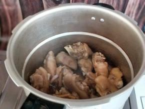 炒好后倒入高压锅。(如果不着急，用炒锅直接小火慢炖也可以)