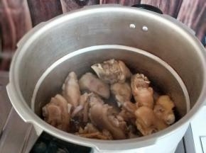 炒好后倒入高压锅。(如果不着急，用炒锅直接小火慢炖也可以)