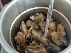 加入清水，没过猪蹄为佳。