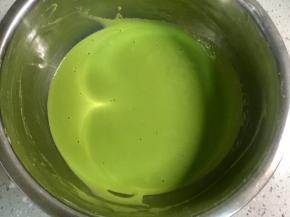 搅拌至没有干粉顺滑的状态，稍微调稀一些，可以流动的状态，菠菜泥如果太稠可以加入适量清水。