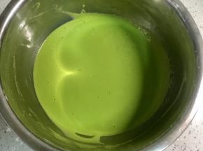 搅拌至没有干粉顺滑的状态，稍微调稀一些，可以流动的状态，菠菜泥如果太稠可以加入适量清水。