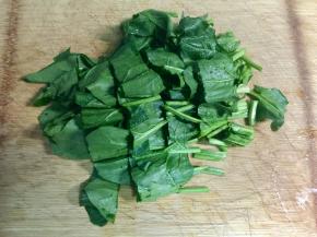 把菠菜洗净，切段。