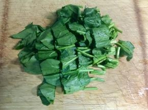把菠菜洗净，切段。