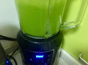 料理机加适量清水，把菠菜放入，打成菠菜泥。