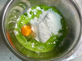 把菠菜泥倒入不锈钢盆里，加入面粉和鸡蛋，搅拌均匀。