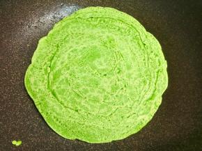 平底锅刷薄薄的油，把菠菜面糊倒入，烙成圆饼。