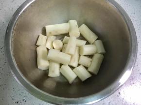 铁棍山药去皮切段，大火蒸15分钟。