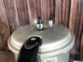 盖上高压锅盖子，待高压锅上汽后，转小火压30分钟，关火后，待高压锅消气后再打开盖子。