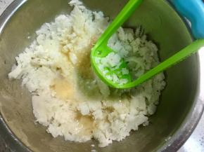 山药中加入适量蜂蜜，捣成泥。