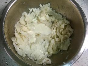 根据个人口味还可以加入炼奶或淡奶油和糖粉，增加风味。