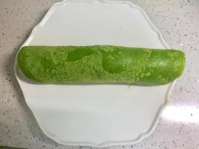 把山药泥平铺在菠菜鸡蛋饼上。