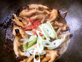 10分钟后开盖，加入葱片和小米椒，炒匀