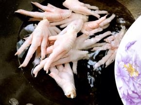 冷水下锅煮出血沫