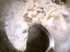 鸡爪煮沸后，撇去浮末，再煮片刻