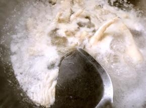 鸡爪煮沸后，撇去浮末，再煮片刻