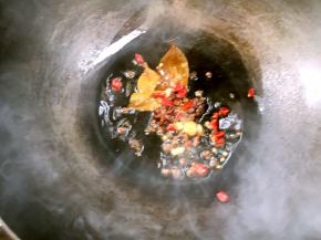 加入花椒、干辣椒炒出味