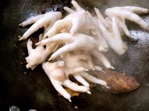 放入鸡爪，翻炒均匀