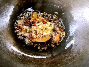 加入姜末、蒜末爆香