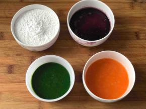 3，将胡萝卜、紫薯、菠菜分别加入少许温开水倒入破壁机中打成汁