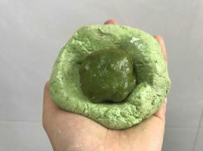 9，将大面团包住煮熟的小面团，揉到混合均匀