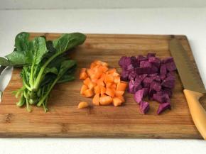 
1，将胡萝卜和紫薯切成丁