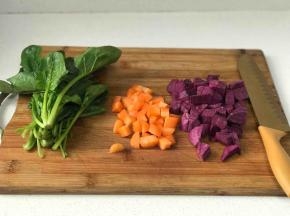 
1，将胡萝卜和紫薯切成丁