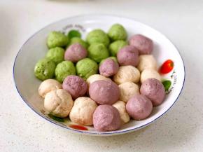 14，水开后放入汤圆，刚开始防止粘锅，记得晃动一下锅，或者用锅铲轻轻推动一下