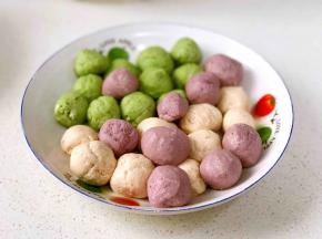 14，水开后放入汤圆，刚开始防止粘锅，记得晃动一下锅，或者用锅铲轻轻推动一下
